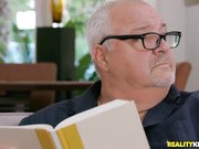 和女儿互舔骚穴的继母