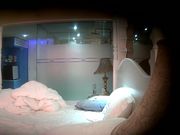 外表清纯漂亮大学美女刚进酒店就被中年男强行扯掉短裤先干一炮