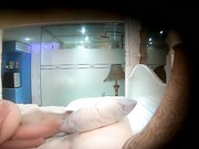 外表清纯漂亮大学美女刚进酒店就被中年男强行扯掉短裤先干一炮