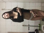 奶子非常漂亮的艺校兼职妹卫生间洗澡全身穿着黑丝被草援交