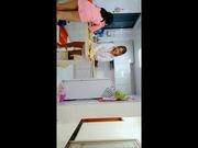 剧情演绎小姨子看见姐姐啪啪 厨房勾引姐夫后入3个人一起玩1