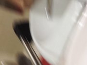 大学生背包客情侣突然性起在旅游景区的公厕里对着镜子啪啪