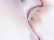 妹子手指扣逼秀 逼逼无毛三根手指插入出白浆