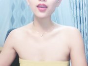 妹子手指扣逼秀 逼逼无毛三根手指插入出白浆