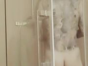 纹身男友用大屌填补寂寞骚逼浴室就给操了 无套抽插操的真带劲