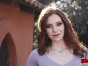 性感的红发女郎在沙发上潮喷