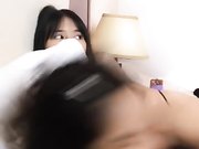 国人小哥找来2个越南妹子宾馆玩直播