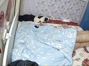 大胸美女被老公边操边玩手机 突然拿个超大电动鸡巴插的大叫