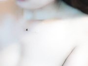 自慰骚逼水很多直往下流看着好淫荡，淫声浪语表情骚