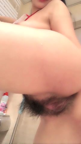 网红脸妹子情趣肚兜自慰 卫生间按摩器震动逼逼毛毛比较浓密