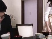 丈夫不在家时，日本妻子与公公偷情