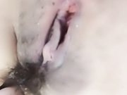 道具抽插骚逼浪叫，特写高潮喷水，那满足的表情