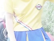 女主播穿足球服電瓶車上野戰還能爬樹上尿尿1