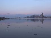 精品相約中國超模伊麗莎白白色床單上的美女