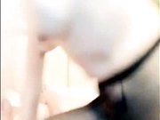 女主播假扮站街妹路边绿化带搭讪年轻小伙到钟点房开房