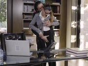 办公室里有这样的极品大长腿美女谁也不能认真工作