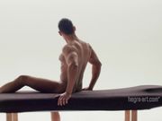 全裸男模享受苗条性感美乳女技师按摩重点照顾阴茎