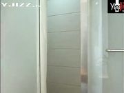 超极品的美女模特被摄影师花钱在宾馆边拍摄高清裸照 边被爆操