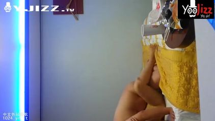 性福小胖与其淫荡大奶女友汽车旅馆打炮 身材誘人淫叫很动听