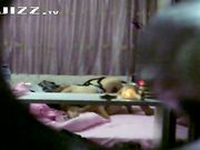 某私人会所炮房洞中偷窥很会玩的嫖客换着制服玩