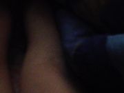 在亲戚家寄宿 半夜摸到表妹的房间捏捏她的小乳头