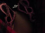 在亲戚家寄宿 半夜摸到表妹的房间捏捏她的小乳头