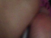 在亲戚家寄宿 半夜摸到表妹的房间捏捏她的小乳头