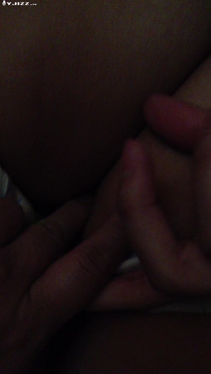 在亲戚家寄宿 半夜摸到表妹的房间捏捏她的小乳头