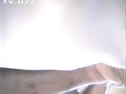 在我家借宿的小表妹被我骗到房间给我舔鸡巴