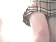 在我家借宿的小表妹被我骗到房间给我舔鸡巴