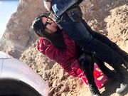 和皮裤女友把车开到郊外露天打炮