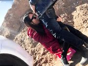 和皮裤女友把车开到郊外露天打炮