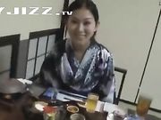 和兄弟的妻子温泉偷情 玩捆绑让她爽到极致