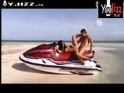 富二代花大价钱请数位二线小明星游艇party 沙滩上激情打炮