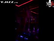 夜总会叫来一个漂亮妹子全裸表演 艳舞啤酒湿身小穴抽烟 花样繁多真刺激