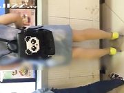 快餐店大胆漏小内内 手指还要隔着丝袜往里插