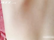 大屌宅男家中爆插穿着红肚兜的嫩嫂子