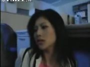 女财务独自加班时被巡逻保安看到 办公室强上了