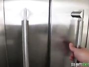 漂亮远房表妹来家里借宿 第一时间把这个可爱女孩给上了