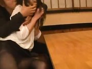 在朋友聚会中喝醉睡着了