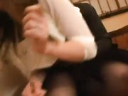 在朋友聚会中喝醉睡着了