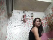 快餐达人大白天路边店泄火,少妇边看a片边干软磨硬泡同意从后面干