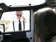 飙车妹子被交警带走后