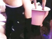 2人站在茶几上边操边唱歌