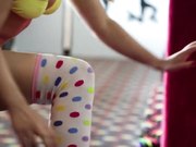 猛男溜冰场大战两个年轻妹子