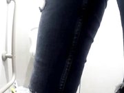 多角度偷拍3个颜值不错美女嘘嘘牛仔裤妹子挺有公德心