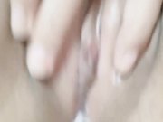 推特极品福利账号嫩妹野良猫-粉乳粉鲍鱼，抽插得冒白浆,漂亮极品馒头穴