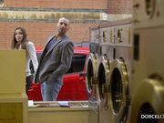 临时兴起 和女友在洗衣室工作台上激情做爱