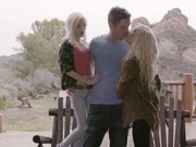 双飞两个小美女一枪双插太性福了 妹子身材娇小玲珑很精致抱着操销魂爽呆了