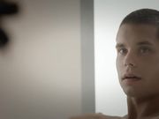 修长美腿极品身材美女用T裤把猛男双手绑住脱光在他面前挑逗他最后被狠狠干了